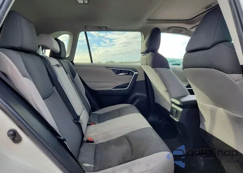 2021 Toyota Rav4 Xle z USA, uszkodzony, nr VIN 2T3W1RFVXMC168584